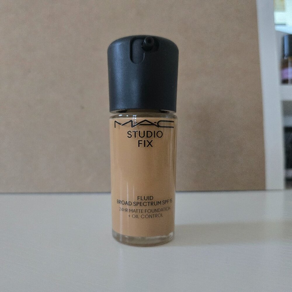 MAC Studio Fix Fluid SPF 15 24HR Matte Foundation + Oil Control - NC40  (NEW)